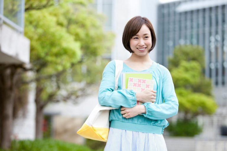 福岡で稼げるバイトを探す大学生におすすめのチャットレディ